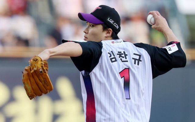 LG 임찬규는 8일 잠실 LG와 홈경기에서 선발등판해 7이닝 1실점을 기록했다. 그는 올해 한화전 4경기 2승(무패) ERA 0.62로 극강의 투구를 선보이고 있다. 잠실｜뉴시스
