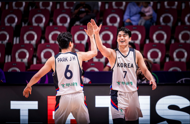 남자농구국가대표팀이 8일(한국시간) 사우디아라비아 제다에서 열린 ‘2025 FIBA 아시아컵’ 카타르와 A조 두 번째 경기에서 97-83으로 승리했다. 유기상(오른쪽)은 3점슛 7개를 포함해 24득점을 터트리며 대표팀의 대회 첫 승을 견인했다. 사진출처｜FIBA