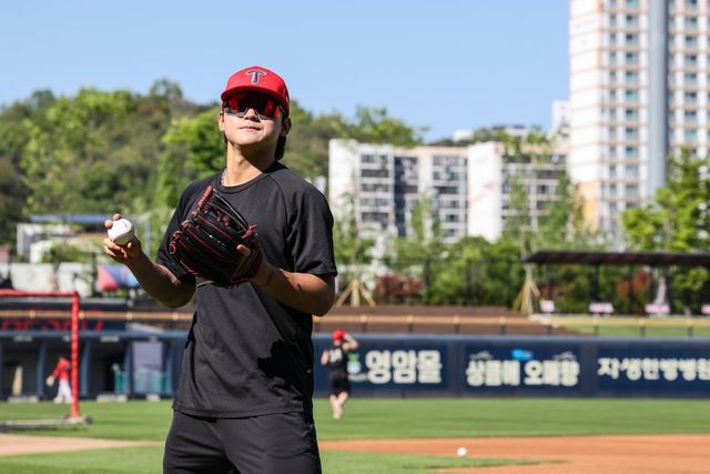 KIA 김도영은 8일 병원 검진을 받았다. 크로스 체크를 진행했으나 왼쪽 햄스트링 근육 손상 소견을 들었다. 팀은 선수의 미래를 위해 정규시즌 아웃을 확정했다. 치열한 순위 싸움 중인 팀에는 또다른 위기다. 사진제공｜KIA 타이거즈