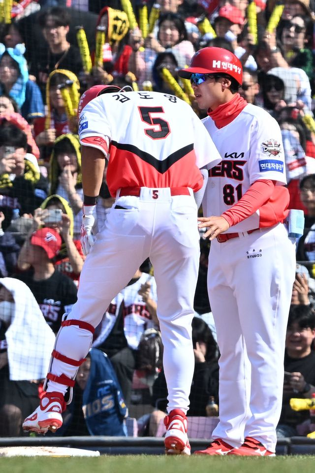 KIA 김도영(왼쪽)은 8일 병원 검진을 받았다. 크로스 체크를 진행했으나 왼쪽 햄스트링 근육 손상 소견을 들었다. 팀은 선수의 미래를 위해 정규시즌 아웃을 확정했다. 치열한 순위 싸움 중인 팀에는 또다른 위기다.｜뉴시스