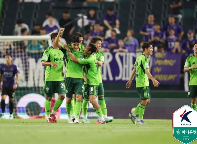 전북 선수들이 8일 전주월드컵경기장에서 열린 안양과 K리그1 홈경기에서 전반 21분 박진섭의 선제골이 터지자 기뻐하고 있다. 사진제공｜한국프로축구연맹