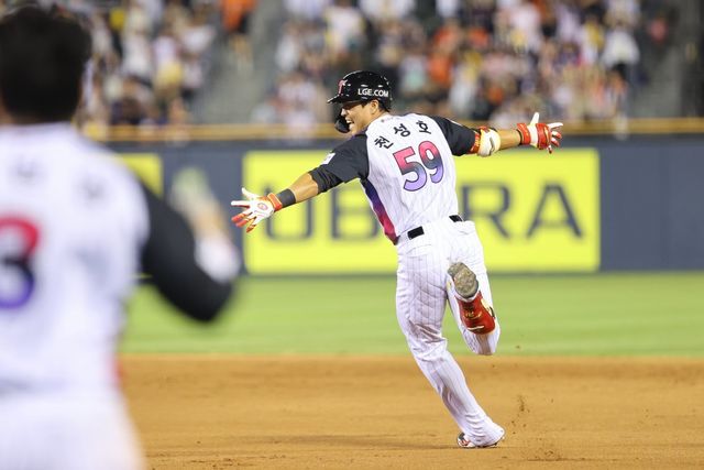 LG 천성호는 8일 잠실 한화전에서 10회초 대수비로 교체 출전했다. 10회말 끝내기 안타를 때려내며 리그 선두 수성을 이끌었다. 사진제공｜LG 트윈스