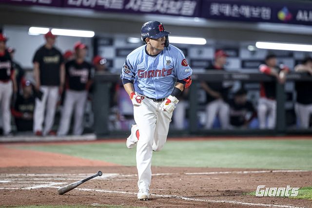 롯데 김민성이 7일 사직구장에서 열린 KIA와 홈경기 도중 안타를 기록하고 있다. 사진제공｜롯데 자이언츠