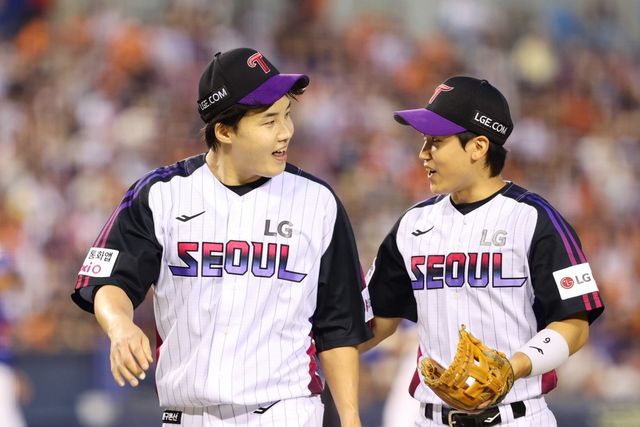 LG 임찬규(왼쪽)는 8일 잠실 LG와 홈경기에서 선발등판해 7이닝 1실점을 기록했다. 그는 올해 한화전 4경기 2승(무패) ERA 0.62로 극강의 투구를 선보이고 있다. 잠실｜뉴시스