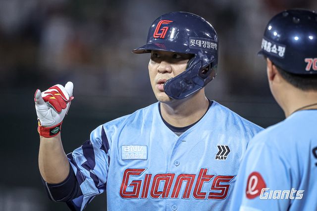 롯데 김민성이 7일 사직구장에서 열린 KIA와 홈경기 도중 안타를 기록한 뒤 세리머니를 펼치고 있다. 사진제공｜롯데 자이언츠