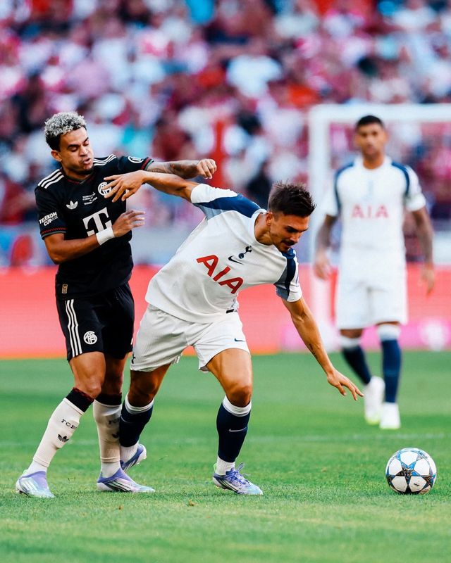 토트넘 중앙 미드필더 주앙 팔리냐가 8일(한국시간) 알리안츠 아레나에서 열린 바이에른 뮌헨과 프리시즌 친선경기에서 돌파를 시도하고 있다. 0-4 대패한 토트넘에겐 손흥민의 공백을 제대로 실감한 경기였다. 사진출처｜토트넘 홋스퍼 페이스북