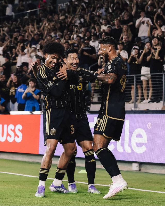 LAFC 손흥민(가운데)이 1일(한국시간) BMO 스타디움에서 열린 샌디에이고와 MLS 홈경기에서 전반 선제골을 터트린 부앙가를 축하해주고 있다. 사진출처｜LAFC 페이스북