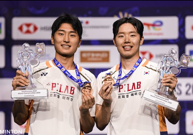 서승재(오른쪽)-김원호(왼쪽)가 1일(한국시간) 프랑스 파리의 아디다스아레나에서 열린 2025세계선수권 마지막 날 남자복식 결승에서 류보양-류이를 게임스코어 2-0으로 꺾고 시상대에 올라 기념촬영을 하고 있다. 올해 세계선수권에서 한국에 유일한 금메달을 안겼다. 사진제공│대한배드민턴협회