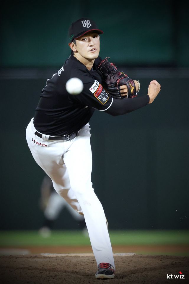 KT의 잠수함 에이스 고영표가 구단 최초의 통산 1000탈삼진 달성을 눈앞에 두고 있다. 고영표가 지난달 27일 사직 롯데전에 선발등판해 역투하고 있다. 사진제공｜KT 위즈