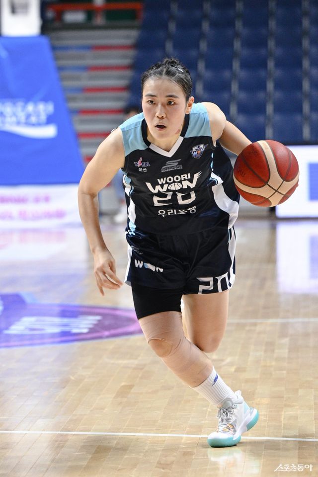 우리은행 이명관이 1일 사직체육관에서 열린 사라고사와 ‘2025 BNK금융 박신자컵’ 조별리그 A조 2차전에서 23점·14리바운드의 활약을 펼쳤지만, 팀의 패배를 막지 못했다. 공격을 시도하는 이명관. 사진제공｜WKBL