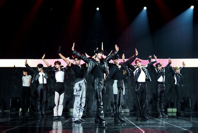 제로베이스원이 첫 정규 앨범으로 컴백했다. 1일 열린 미디어 쇼케이스에서는 타이틀곡 ‘ICONIK’과 ‘’Lovesick Game’ 무대를 최초 공개했다. 사진제공 | 웨이크원