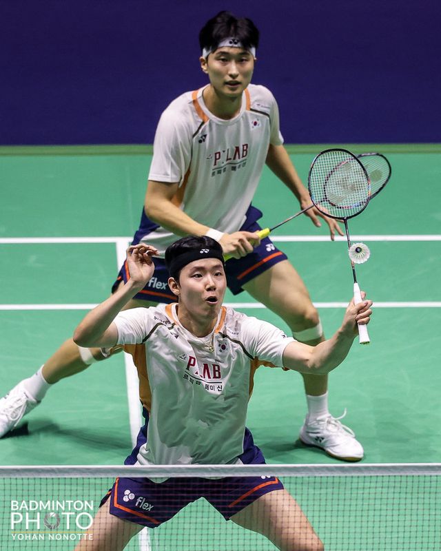 서승재(앞)-김원호(뒤)가&nbsp;1일(한국시간) 프랑스 파리의 아디다스아레나에서 열린 2025세계선수권&nbsp;마지막 날 남자복식 결승에서 류보양-류이를 상대하고 있다. 게임스코어 2-0으로 이긴 서승재-김원호는 올해 세계선수권에서 한국에 유일한 금메달을 안겼다. 사진제공│대한배드민턴협회