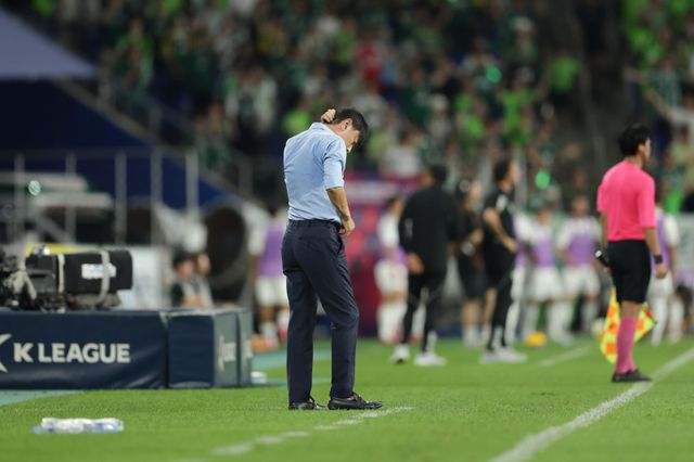 신태용 울산 감독이 8월 30일 울산문수경기장에서 열린 전북과 K리그1 홈경기에서 패한 뒤 아쉬워하고 있다. 사진제공｜한국프로축구연맹