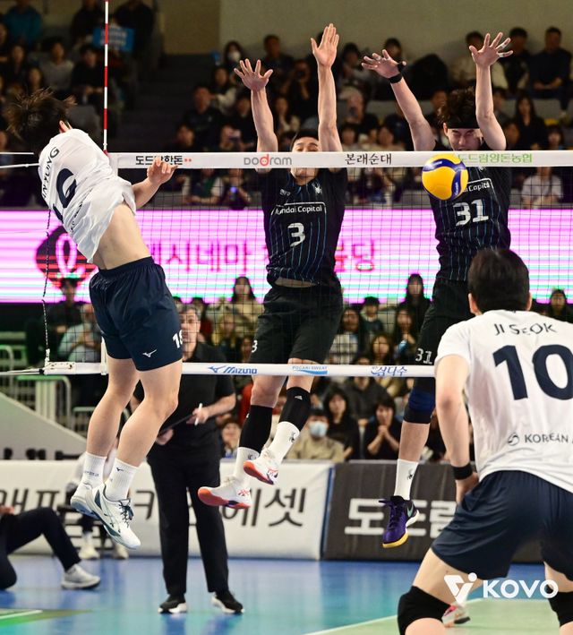 현대캐피탈 황승빈(3번)과 정태준(31번)이 4월 2024~2025시즌 V리그 남자부 챔피언 결정전 3차전에서 대한항공의 공격을 블로킹하고 있다. 사진제공｜KOVO