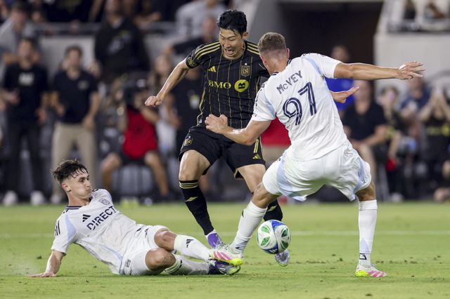 LAFC 손흥민(가운데)이 1일(한국시간) 미국 캘리포니아주 BMO 스타디움에서 열린 MLS 홈경기에서 루카 봄비노(27번) 등 샌디에이고 수비수 2명을 뚫기 위해 고군분투하고 있다. LA(미 캘리포니아주)｜AP뉴시스