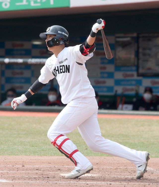 SSG 김성민의 내야수 시절. 그는 미래 주전 유격수로 평가받던 재목이었다. 사진제공｜SSG 랜더스