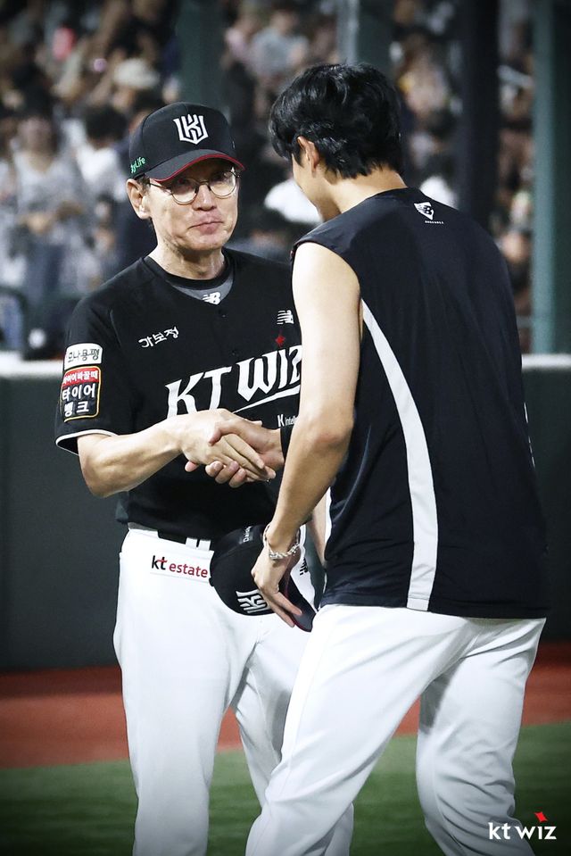 KT 고영표(오른쪽)가 지난달 27일 사직구장에서 열린 롯데전에 선발등판해 6이닝 1실점 역투로 팀의 7-2 승리를 이끈 뒤 이강철 감독과 악수하고 있다. 사진제공｜KT 위즈