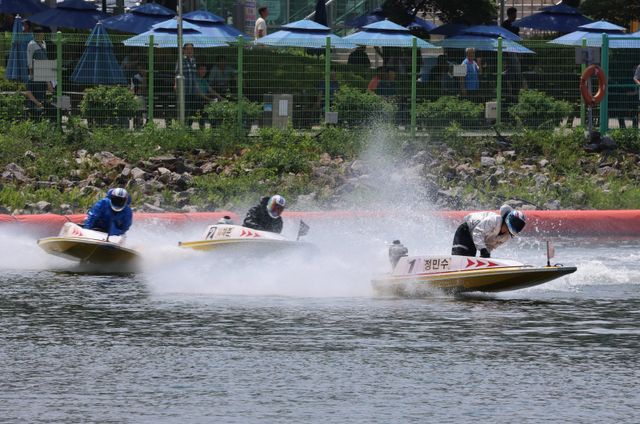 미사경정장에서 선수들이 턴마크를 돌며 경합을 벌이고 있다. 사진제공 | 국민체육진흥공단