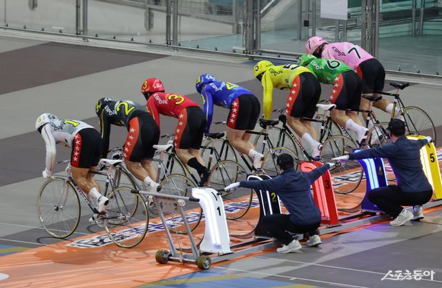 광명스피돔 특선급 경주에서 출발대를 박차고 나가고 있는 선수들. 사진제공 | 국민체육진흥공단