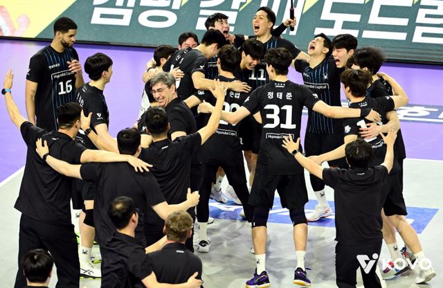 현대캐피탈 선수들이 4월 2024~2025시즌 V리그 남자부 챔피언 결정전 3차전에서 대한항공을 세트 스코어 3대1로 꺾고 통합우승을 차지한 뒤 기뻐하고 있다. 사진제공｜KOVO