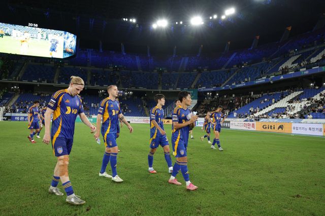울산 선수들이 8월 30일 울산문수경기장에서 열린 전북과 K리그1 홈경기에서 완패한 뒤 야유하는 팬들을 향해 걸어가고 있다. 사진제공｜한국프로축구연맹
