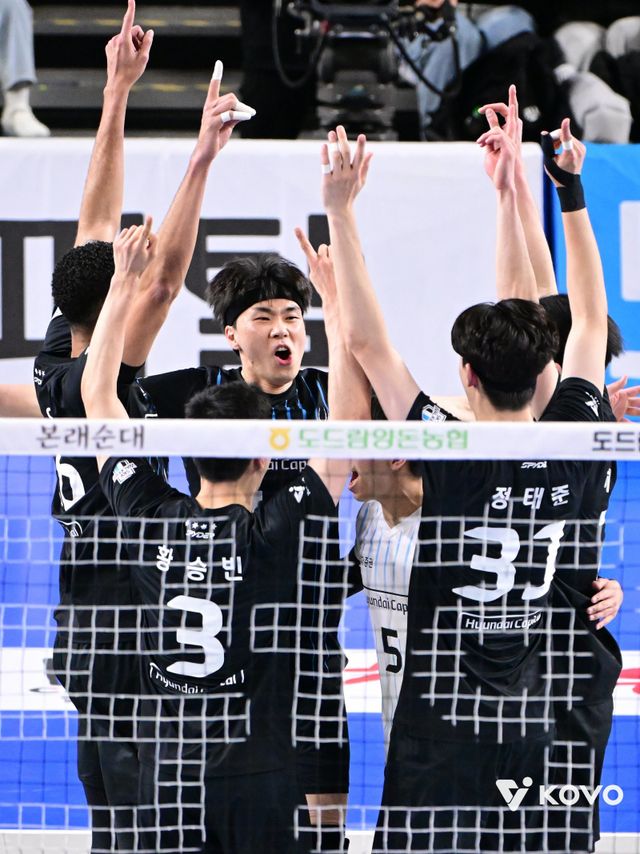 현대캐피탈 선수들이 4월 2024~2025시즌 V리그 남자부 챔피언 결정전 3차전에서 대한항공을 세트 스코어 3대1로 꺾고 통합우승을 차지한 뒤 기뻐하고 있다. 사진제공｜KOVO