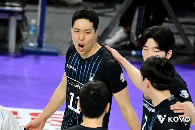 다음 시즌에도 현대캐피탈의 미들블로커 무게감은 건재하다. 지난 시즌 V리그 남자부 베스트7에 이름을 올린 베테랑 최민호(가운데)를 필두로 김진영, 손찬홍, 정태준, 송원근 등이 포진해 있다. 사진제공｜KOVO