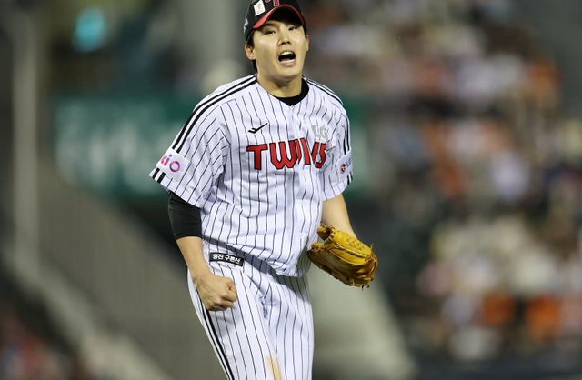 LG 임찬규는 투수조장이다. 그는 구단 진기록 달성에 힘을 보태준 동료 모두에게 감사 인사를 전했다.｜뉴시스