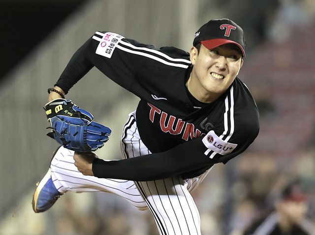 LG 손주영은 10일 잠실 두산과 원정경기에서 선발등판해 7이닝 3실점 QS+ 투구로 시즌 10승(6패)을 챙겼다. 팀은 손주영의 두자릿수 승리 달성으로 1997년 이후 28년 만에 10승 투수 4명을 보유하게 됐다. 잠실｜뉴시스