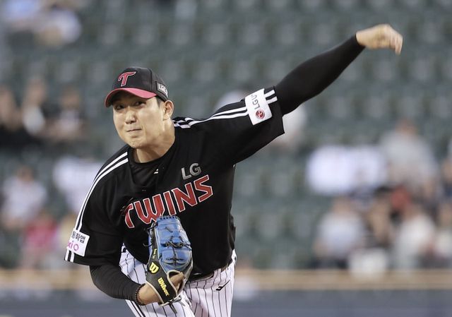 LG 손주영은 10일 잠실 두산과 원정경기에서 선발등판해 7이닝 3실점 QS+ 투구로 시즌 10승(6패)을 챙겼다. 팀은 손주영의 두자릿수 승리 달성으로 1997년 이후 28년 만에 10승 투수 4명을 보유하게 됐다. 잠실｜뉴시스