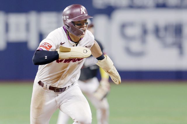 키움 송성문은 KBO리그 8월 MVP로 선정됐다. 그는 대형 다년계약 체결의 부담감을 이겨내고 자신의 가치를 그라운드에서 증명했다.｜뉴시스