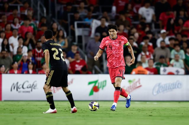 홍명보 대표팀&nbsp;감독은 10일(한국시간) 미국 테네시주 내슈빌 지오디스파크에서 열린 멕시코와의 친선전에서 김민재(바이에른 뮌헨)를 중심으로 좌우에 김태현(가시마 앤틀러스), 이한범(미트윌란)을 배치하며 세 명의 센터백을 가동했다. 사진제공｜대한축구협회