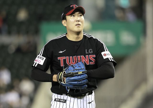 LG 손주영은 10일 잠실 두산과 원정경기에서 선발등판해 7이닝 3실점 QS+ 투구로 시즌 10승(6패)을 챙겼다. 팀은 손주영의 두자릿수 승리 달성으로 1997년 이후 28년 만에 10승 투수 4명을 보유하게 됐다. 잠실｜뉴시스