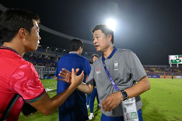 이민성 U-22 대표팀 감독(가운데)이 9일(한국시간) 인도네시아 시도아르조 겔로라 델타 경기장에서 열린 인도네시아와 U-23 아시안컵 예선 J조 최종전에서 1-0 승리를 거둔 뒤 이승원과 손을 맞잡고 있다. 사진제공｜대한축구협회