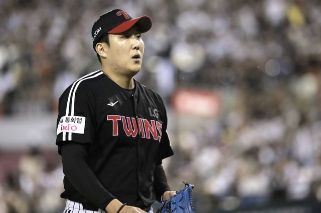 LG 손주영은 10일 잠실 두산과 원정경기에서 선발등판해 7이닝 3실점 QS+ 투구로 시즌 10승(6패)을 챙겼다. 팀은 손주영의 두자릿수 승리 달성으로 1997년 이후 28년 만에 10승 투수 4명을 보유하게 됐다. 잠실｜뉴시스