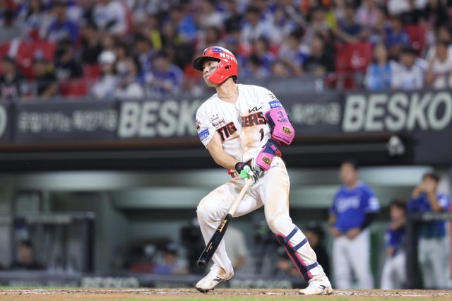 KIA 박찬호가 10일 광주 삼성전에서 6회초 1타점 2루타를 쳐내고 있다. 박찬호의 한 방으로 KIA는 4-0의 승리를 거두고 5강 진출을 위한 불씨를 살렸다. 사진제공｜KIA 타이거즈