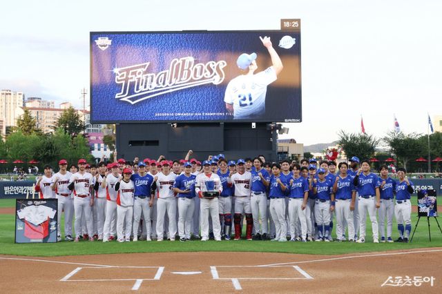 오승환(가운데)이 10일 광주 KIA전에 앞서 열린 은퇴 투어 행사에서&nbsp;기념촬영을 하고 있다. 삼성 모자를 쓰고 감사패를 들고 있는 최형우(오승환 오른쪽)의 모습이 눈에 띈다. 사진제공｜KIA 타이거즈