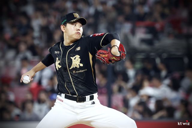 KT 소형준이 9일 수원KT위즈파크에서 열린 두산전에 선발등판해 역투하고 있다. 2023년 팔꿈치 인대 수술 이후 처음 풀타임 선발로 나선 소형준은 올 시즌 10승에도 도전할 수 있을 만큼 씽씽한 투구를 이어가고 있다. 사진제공｜KT 위즈