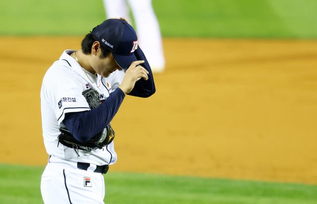 두산 곽빈은 데뷔 이후 최고의 구위를 가지고 있지만, 후반기 9경기에서 ERA 4.82로 부진하다. 그에게는 상대를 효과적으로 제압할 수 있는 피칭 디자인이 필요하다.｜뉴시스