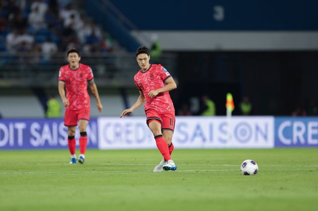 축구대표팀 미드필더 박용우는 10일(한국시간) 테네시주 지오디스파크에서 열린 멕시코와 평가전에 선발 출전해 카스트로프와 중원에서 호흡을 맞췄다. 북중미월드컵 아시아 최종예선 경기에서 뛰는 모습. 사진제공｜대한축구협회