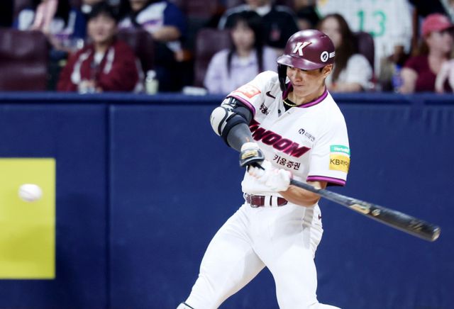 키움 송성문은 KBO리그 8월 MVP로 선정됐다. 그는 대형 다년계약 체결의 부담감을 이겨내고 자신의 가치를 그라운드에서 증명했다.｜뉴시스