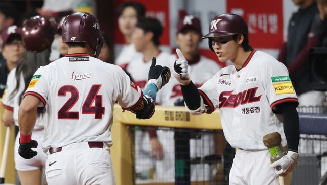 키움 송성문(왼쪽)은 KBO리그 8월 MVP로 선정됐다. 그는 대형 다년계약 체결의 부담감을 이겨내고 자신의 가치를 그라운드에서 증명했다.｜뉴시스