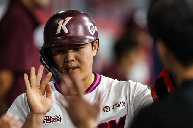 키움 어준서는 올 시즌 데뷔한 신인 중 유일하게 100경기 이상 출전했다. 많은 기회를 받으며 키움의 차기 내야사령관으로 성장하고 있다. 사진제공｜키움 히어로즈