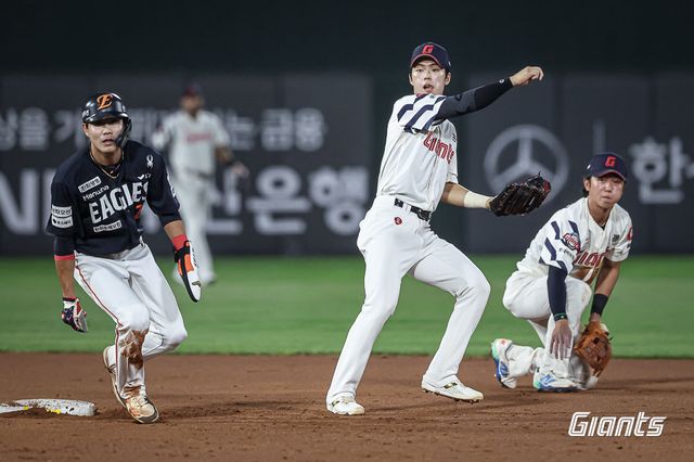 롯데 한태양(가운데)이 10일 사직구장에서 열린 한화와 홈경기 도중 1루로 송구하고 있다. 롯데는 올 시즌 한 경기 최다 5개의 실책을 남기며 5연패 수렁에 빠졌다. 사진제공｜롯데 자이언츠