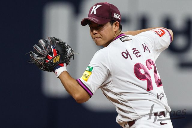 키움 어준서는 올 시즌 데뷔한 신인 중 유일하게 100경기 이상 출전했다. 많은 기회를 받으며 키움의 차기 내야사령관으로 성장하고 있다. 사진제공｜키움 히어로즈