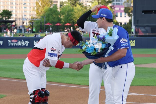 오승환(오른쪽)이 10일 광주 KIA전에 앞서 열린 은퇴 투어 행사에서 KIA 포수 김태군과 악수를 나누고 있다. 사진제공｜KIA 타이거즈