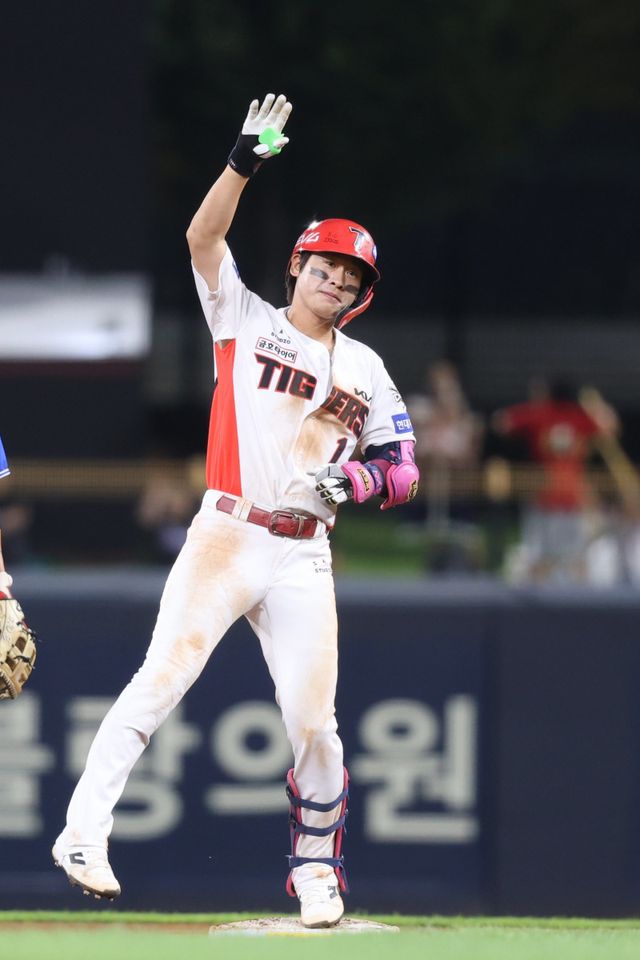 KIA 박찬호가 10일 광주 삼성전에서 6회초 1타점 2루타를 쳐낸 뒤 세리머니를 하고 있다. 박찬호의 한 방으로 KIA는 4-0의 승리를 거두고 5강 진출을 위한 불씨를 살렸다. 사진제공｜KIA 타이거즈