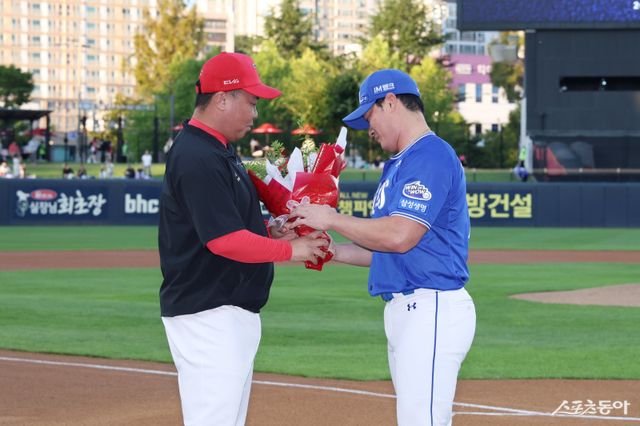 오승환(오른쪽)이 10일 광주 KIA전에 앞서 열린 은퇴 투어 행사에서&nbsp;KIA 이범호 감독에게 꽃다발을 전달받고 있다. 사진제공｜KIA 타이거즈