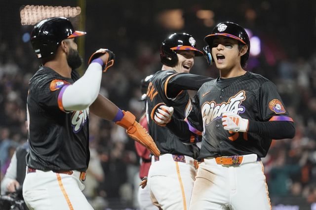 샌프란시스코 이정후(오른쪽)는 10일(한국시간) 오라클파크에서 열린 ‘2025 MLB’ 애리조나전에서 6번타자 중견수로 선발출전해 3타수 1안타를 기록했다. 팀은 타격감을 끌어올린 이정후를 앞세워 가을경쟁에 불을 지펴본다.｜AP뉴시스