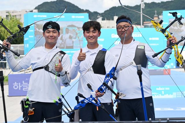 한국양궁대표팀 김우진, 김제덕, 이우석이 10일 광주 5·18민주광장 특설경기장에서 열린 2025광주세계양궁선수권대회 리커브 남자 단체전에서 금메달 따낸 뒤 기뻐하고 있다(오른쪽부터). 이번 우승으로 한국은 대회 첫 금메달을 따냈고, 리커브 남자 단체전 3연패에 성공했다. 광주│뉴시스